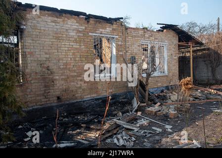 Kiew, Maine, Ukraine. 23. März 2022. Die Überreste eines abgebrannten Hauses, verursacht durch Schrapnel eines russischen Luftanschlags in Kiew. (Bild: © Seth Sidney Berry/ZUMA Press Wire) Bild: ZUMA Press, Inc./Alamy Live News Stockfoto