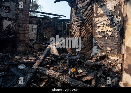 Kiew, Maine, Ukraine. 23. März 2022. Die Überreste eines abgebrannten Hauses, verursacht durch Schrapnel eines russischen Luftanschlags in Kiew. (Bild: © Seth Sidney Berry/ZUMA Press Wire) Bild: ZUMA Press, Inc./Alamy Live News Stockfoto