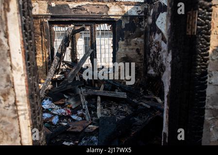 Kiew, Maine, Ukraine. 23. März 2022. Die Überreste eines abgebrannten Hauses, verursacht durch Schrapnel eines russischen Luftanschlags in Kiew. (Bild: © Seth Sidney Berry/ZUMA Press Wire) Bild: ZUMA Press, Inc./Alamy Live News Stockfoto