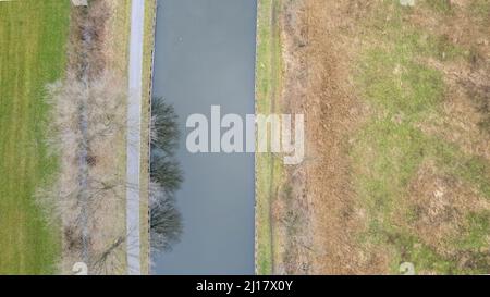 canal Dessel Schoten Luftbild in Rijkevorsel, kempen, Belgien, zeigt die Wasserstraße in der natürlichen grünen Agrarlandschaft. Hochwertige Fotos. Hochwertige Fotos Stockfoto