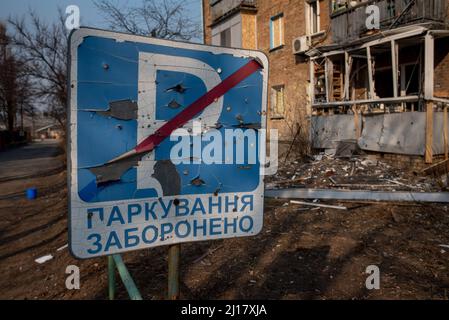 Kiew, Maine, Ukraine. 23. März 2022. Ein Schild und ein Wohngebäude, das durch einen russischen Luftangriff in Kiew durch Schrapnel beschädigt wurde. (Bild: © Seth Sidney Berry/ZUMA Press Wire) Bild: ZUMA Press, Inc./Alamy Live News Stockfoto