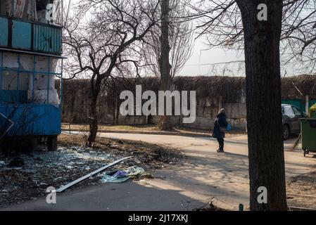 Kiew, Maine, Ukraine. 23. März 2022. Eine ältere Frau untersucht den Schaden einer russischen Hülle in einem Wohnhaus in Kiew. (Bild: © Seth Sidney Berry/ZUMA Press Wire) Bild: ZUMA Press, Inc./Alamy Live News Stockfoto