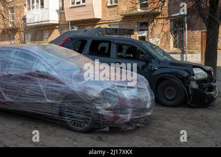 Kiew, Maine, Ukraine. 23. März 2022. Die Bewohner wickelten ihr Auto mit Plastik, um Schäden durch Schrapnel in Kiew zu vermeiden. (Bild: © Seth Sidney Berry/ZUMA Press Wire) Bild: ZUMA Press, Inc./Alamy Live News Stockfoto