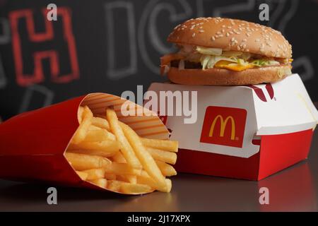 Ayutthaya, Thailand - Mar23,2022 : McDonald's Restaurant in Ayutthaya, Thailand. McDonald's ist eine amerikanische Hamburger- und Fast-Food-Restaurantkette Stockfoto