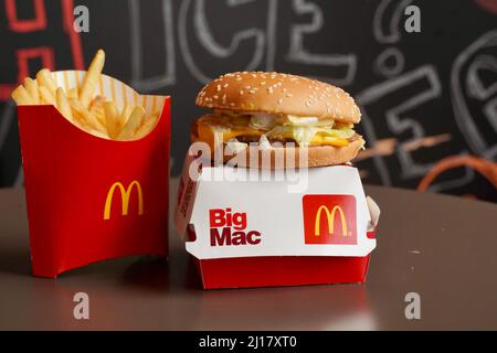 Ayutthaya, Thailand - Mar23,2022 : McDonald's Restaurant in Ayutthaya, Thailand. McDonald's ist eine amerikanische Hamburger- und Fast-Food-Restaurantkette Stockfoto