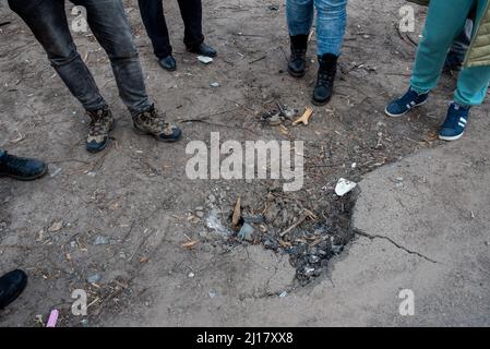 Kiew, Maine, Ukraine. 23. März 2022. Der Krater aus einer russischen Muschel, die ein Wohnhaus in Kiew beschädigt hat. (Bild: © Seth Sidney Berry/ZUMA Press Wire) Bild: ZUMA Press, Inc./Alamy Live News Stockfoto