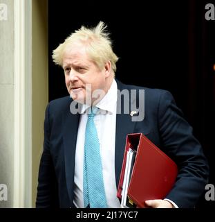 London, Großbritannien. 23. März 2022. Der Premierminister von Boris Johnson verlässt No10 und geht zu seiner wöchentlichen PMQ-Sitzung im Unterhaus, Quelle: MARTIN DALTON/Alamy Live News Stockfoto