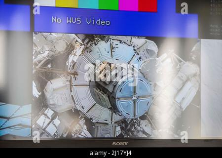 Oberpfaffenhofen, Bayern, Deutschland. 23. März 2022. Der deutsche Astronaut MATTHIAS MAURER hat einen sechsstündigen Spacewalk vor der Internationalen Raumstation durchgeführt. Das Ziel der Extra Vehicular Activity (EVA, Spacewalk) war es, Teile der Ammoniak-basierten Kühlsysteme durch den Austausch von Schläuchen an den Wärmetauschern zu reparieren, die die ISS-Temperatur steuern. Zu den weiteren Aufgaben gehört die Installation einer neuen Außenkamera an den Solarmodulen. Die Arbeit wurde in Zusammenarbeit mit Raja Chari der NASA durchgeführt. (Bild: © Sachelle Babbar/ZUMA Press Wire) Stockfoto