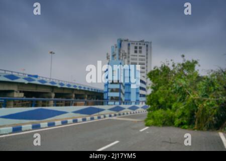 Verschwommenes Bild von Howrah, Westbengalen, Indien.Super-Zyklon Amphan entwurzelte Baum, der fiel und blockierte Straße nach Nabanna, Verwaltungsgebäude. Stockfoto