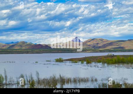 Panoramablick über die Rawhide Mountains und den Alamo Lake in Arizona, USA. Freizeitfahrzeug an einer Mündung geparkt. Stockfoto