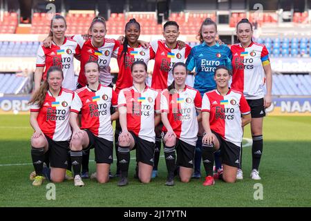 Rotterdam - Sophie Conussen von Feyenoord, Yara Helderman von Feyenoord, Celainy Obispo von Feyenoord, Samantha van Diemen von Feyenoord, Torhüter Jill Duijzer von Feyenoord, Annouk Boshuizen von Feyenoord, Romee van de Lavoir von Feyenoord, Manyenoord, Isa Lynn Groenewegen von Feyenoord beim Charity-Spiel zwischen Feyenoord V1 gegen Saestum v1 in de Kuip am 23. März 2022 in Rotterdam, Niederlande. (Box-to-Box-Bilder/Yannick Verhoeven) Stockfoto