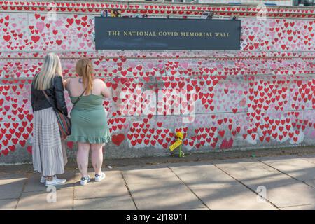 London, Großbritannien. 23. März 2022. Szenen am National Covid Memorial am Südufer der Themse, gegenüber dem Palace of Westminster, am zweiten Jahrestag der ersten nationalen Covid-19-Sperre. Am Mittag wurde zum Nationalfeiertag der Reflexion eine Schweigeminute gehalten. Penelope Barritt/Alamy Live News