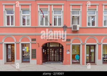 Novi Sad, Serbien - 21. September 2021: Eingang zum Stadtbibliotheksgebäude in der Dunavska Straße. Stockfoto