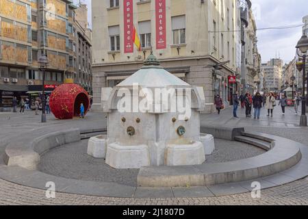 Belgrad, Serbien - 27. Februar 2022: Delijska Cesma Trinkwasserbrunnen aus weißem Marmor in der Knez Mihailova Straße im Winter. Stockfoto