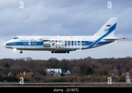 Wolga Dnepr Antonov 124-100 nähert sich dem Hamburger Flughafen, HAM, EDDH Stockfoto