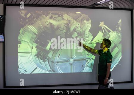 Oberpfaffenhofen, Bayern, Deutschland. 23. März 2022. Der deutsche Astronaut MATTHIAS MAURER hat einen sechsstündigen Spacewalk vor der Internationalen Raumstation durchgeführt. Das Ziel der Extra Vehicular Activity (EVA, Spacewalk) war es, Teile der Ammoniak-basierten Kühlsysteme durch den Austausch von Schläuchen an den Wärmetauschern zu reparieren, die die ISS-Temperatur steuern. Zu den weiteren Aufgaben gehört die Installation einer neuen Außenkamera an den Solarmodulen. Die Arbeit wurde in Zusammenarbeit mit Raja Chari der NASA durchgeführt. (Bild: © Sachelle Babbar/ZUMA Press Wire) Stockfoto