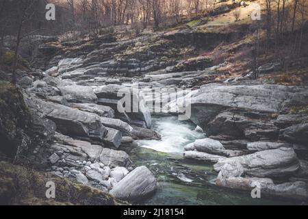 Der malerische Verzasca Fluss in den alpinen Landschaften der Schweiz Stockfoto