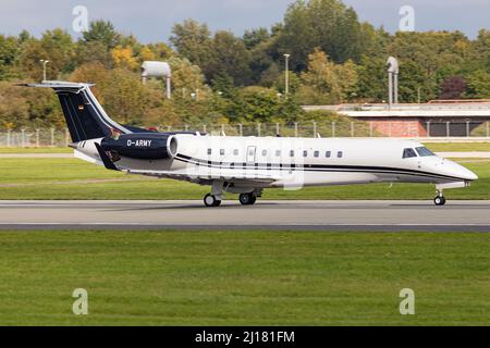 Air Hamburg Embraer EMB-135BJ Legacy 650E (D-ARMY, 14501229) nähert sich dem Hamburger Flughafen, HAM, EDDH Stockfoto