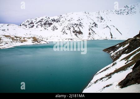 Eine schöne Aussicht auf die Schlucht von La Cagaio, umgeben von schneebedeckten Bergen in Chile Stockfoto