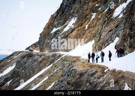 Eine Gruppe von Menschen, die auf dem schneebedeckten Berg des Cagon del Maipo in Chile wandern Stockfoto