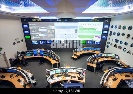 Oberpfaffenhofen, Bayern, Deutschland. 23. März 2022. Der deutsche Astronaut MATTHIAS MAURER hat einen sechsstündigen Spacewalk vor der Internationalen Raumstation durchgeführt. Das Ziel der Extra Vehicular Activity (EVA, Spacewalk) war es, Teile der Ammoniak-basierten Kühlsysteme durch den Austausch von Schläuchen an den Wärmetauschern zu reparieren, die die ISS-Temperatur steuern. Zu den weiteren Aufgaben gehört die Installation einer neuen Außenkamera an den Solarmodulen. Die Arbeit wurde in Zusammenarbeit mit Raja Chari der NASA durchgeführt. (Bild: © Sachelle Babbar/ZUMA Press Wire) Stockfoto