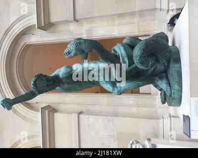 Eine Bronzestatue des Herkules, der mit Achelous in Form einer Schlange kämpft, Louvre, Paris, Frankreich. Stockfoto