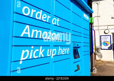 Blauer Amazon Hub locker vor einem Bahnhof (Baldock, Großbritannien) Stockfoto