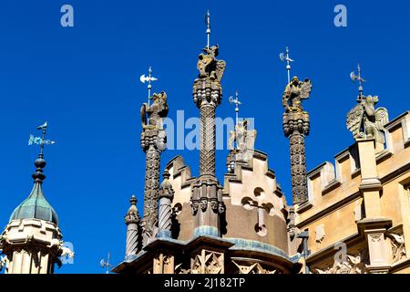 Detail der verzierten Türmchen im Tudor-Stil im Knebworth House, Hertfordshire, Großbritannien Stockfoto