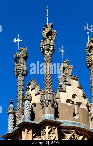 Detail der verzierten Türmchen im Tudor-Stil im Knebworth House, Hertfordshire, Großbritannien Stockfoto