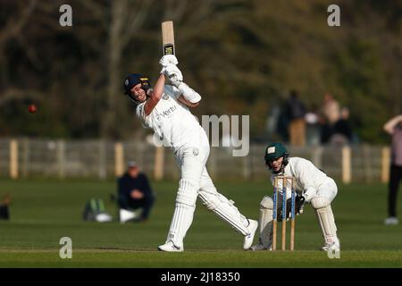 DURHAM CITY, GROSSBRITANNIEN. MAR 23. Paul Coughlin von Durham Fledermäuse während der MCC University Spiel zwischen Durham UCCE und Durham County Cricket Club auf der Rennbahn, Durham City am Mittwoch 23. März 2022. (Kredit: Will Matthews | MI News) Kredit: MI News & Sport /Alamy Live News Stockfoto