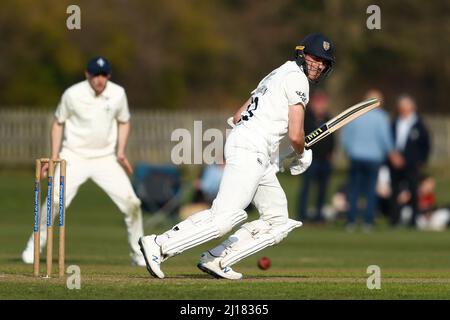 DURHAM CITY, GROSSBRITANNIEN. MAR 23. Paul Coughlin von Durham Fledermäuse während der MCC University Spiel zwischen Durham UCCE und Durham County Cricket Club auf der Rennbahn, Durham City am Mittwoch 23. März 2022. (Kredit: Will Matthews | MI News) Kredit: MI News & Sport /Alamy Live News Stockfoto
