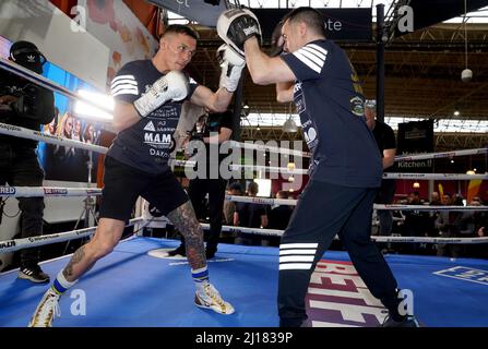 Josh Warrington während eines Medientraining auf dem Leeds Kirkgate Market. Bilddatum: Mittwoch, 23. März 2022. Stockfoto