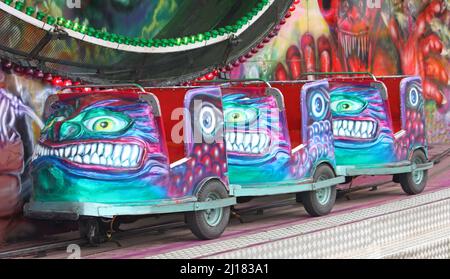 Eine Reihe von Kutschen von einem Scary Fun Fair Ride. Stockfoto