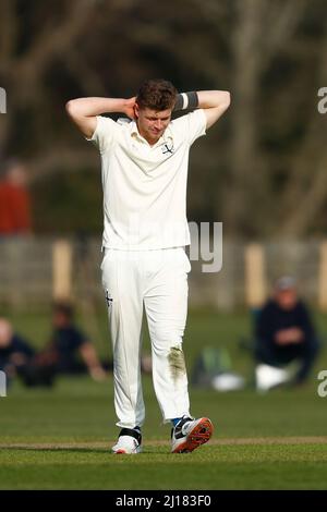 DURHAM CITY, GROSSBRITANNIEN. MÄR 23. Ollie Sheen von der Universität Durham reagiert während des Matches der MCC University zwischen Durham UCCE und dem Cricket Club von Durham County auf der Rennbahn in Durham City am Mittwoch, den 23.. März 2022. (Kredit: Will Matthews | MI News) Kredit: MI News & Sport /Alamy Live News Stockfoto