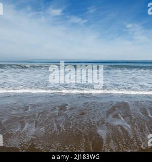 Meeresufer mit sanften Wellen und Mustern von Meeresbrandung und Gezeitenfluss an der Penbryn Beach Cardigan Bay im Südwesten von Wales UK Stockfoto