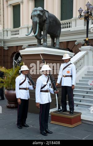 Bangkok, Thailand - 20. Feb 2006: Die Kaisergarde des thailändischen Königs wechselt vor dem Großen Palast. Stockfoto