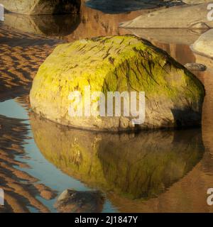 Farbfoto von Küstenfelsen und Gezeitenbecken am Strand einige geglättet und von den Zeitvergehen und Gezeiten, große Felsen abgerundet Stockfoto
