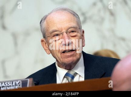 Washington, Vereinigte Staaten Von Amerika. 23. März 2022. US-Senator Chuck Grassley (Republikaner von Iowa), Mitglied des Rankings, US-Justizausschuss des Senats, Reagiert auf eine Anordnungsantrags-Erklärung, in der Richterin Ketanji Brown Jackson am Mittwoch, den 23. März 2021, vor dem Justizausschuss des US-Senats zu ihrer Ernennung zum Associate Justice des Obersten Gerichtshofs der USA, der Richter Stephen G. Breyer auf dem Capitol Hill in Washington, DC ersetzen soll.Quelle: Ron Sachs/CNP/Sipa USA Kredit: SIPA USA/Alamy Live News Stockfoto