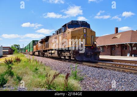 Rochelle, Illinois, USA. Die führenden Einheiten eines intermodalen Güterzugs der Union Pacific, der nach Chicago fahren sollte, nähern sich dem örtlichen Bahndepot. Stockfoto