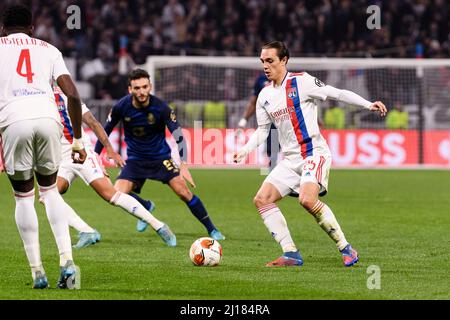 Lyon, Frankreich - 17. März: Maxence Caqueret aus Lyon (R) in Aktion während der UEFA Europa League Runde von 16 auf dem zweiten Beinspiel zwischen Olympique Lyon und FC Stockfoto