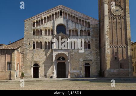 Fassade der Kathedrale Santa Maria Assunta in Parma, Italien. Stockfoto