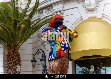 Nizza, Statue von Niki de Saint Phalle, Mosaikskulptur von Miles Davis vor dem Hotel Negresco. Stockfoto