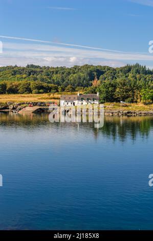 Das Bootshaus auf Ulva von der Isle of Mull, Schottland aus gesehen Stockfoto