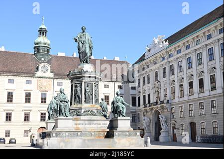 Wien, Österreich. 23. März 2022. In der Hofburg mit dem monumentalen Denkmal Kaiser Franz I. im Zentrum Stockfoto