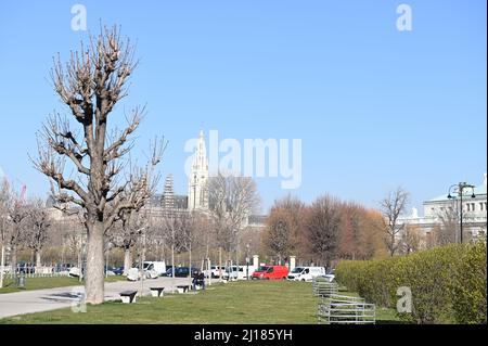 Wien, Österreich. 23. März 2022. Blick vom Heldenplatz zum Rathaus von Wien Stockfoto