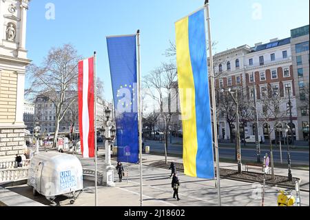 Wien, Österreich. 23. März 2022. Die ukrainische, europäische und österreichische Flagge vor der Universität Wien Stockfoto