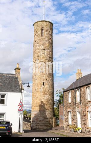 Abernethy Round Tower, ein 22 Meter hoher Turm im irischen Steinstil aus der Zeit um 1100 auf dem Friedhof in Abernethy, Perth und Kinross, Schottland, Großbritannien Stockfoto