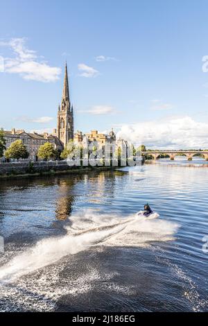 St. Matthews Church am Fluss Tay und Jetski an einem ruhigen Sonntagnachmittag in Perth, Perth und Kinross, Schottland, Großbritannien Stockfoto