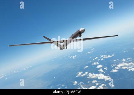 Unbemannte militärische Drohne uav, die in der Luft fliegt, Aufklärungsflug über das Gebiet Stockfoto
