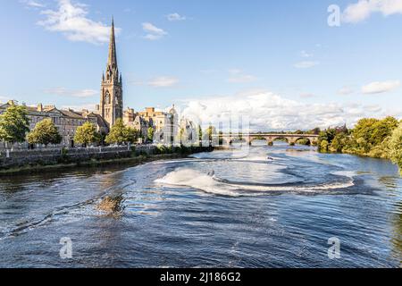 St. Matthews Church am Fluss Tay und Jetski an einem ruhigen Sonntagnachmittag in Perth, Perth und Kinross, Schottland, Großbritannien Stockfoto